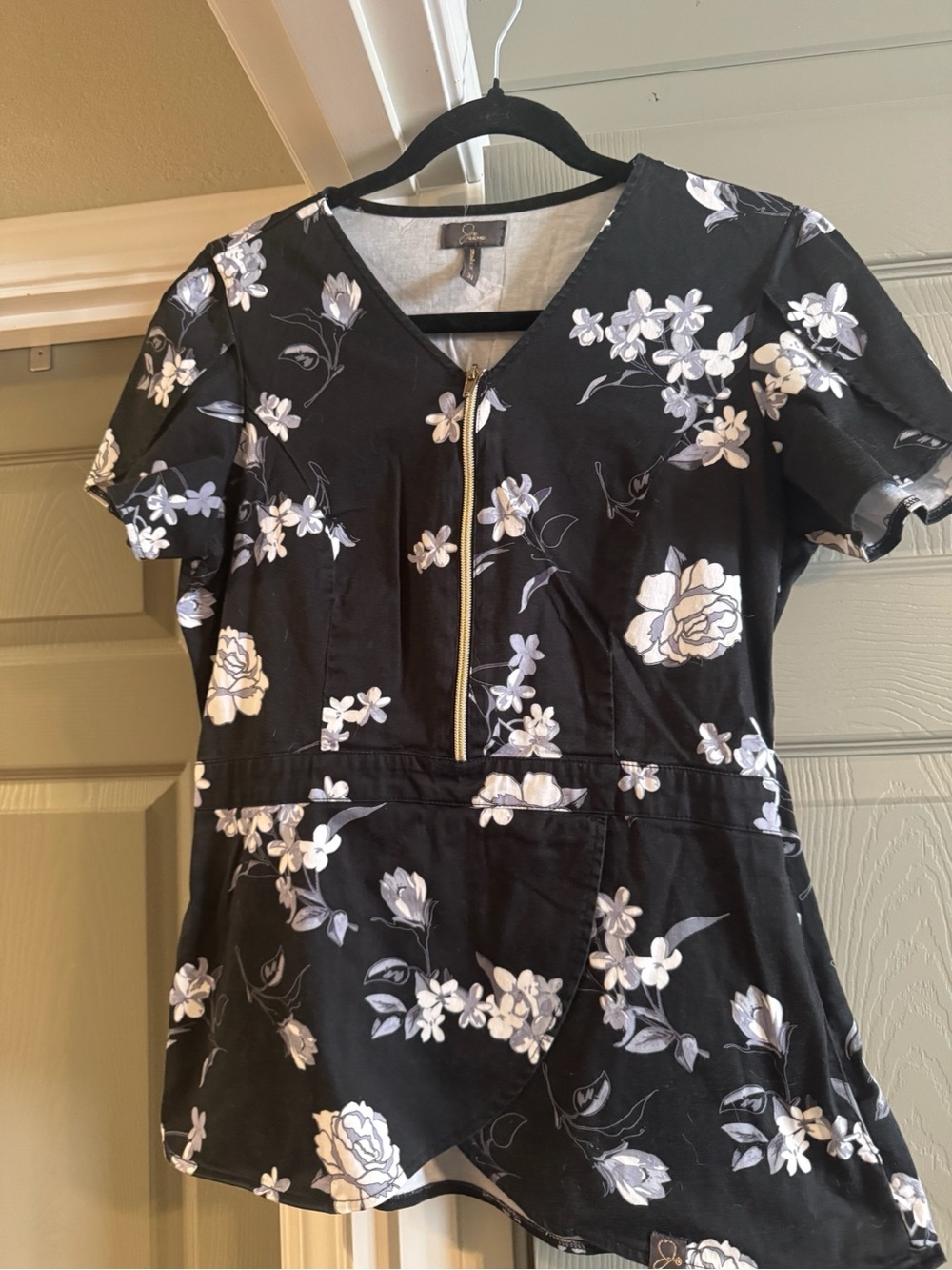 Jaanuu Black Floral Zip-Front Asymmetrical Dress Top